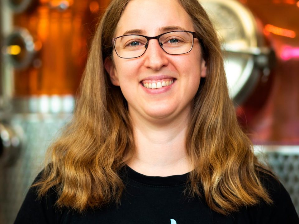 Portraitfoto von Laura Merkac, Brennerin und Produktionsleitung bei Distillery Krauss