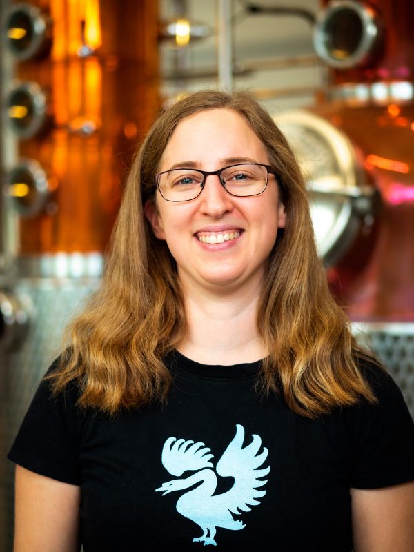 Portraitfoto von Laura Merkac, Brennerin und Produktionsleitung bei Distillery Krauss