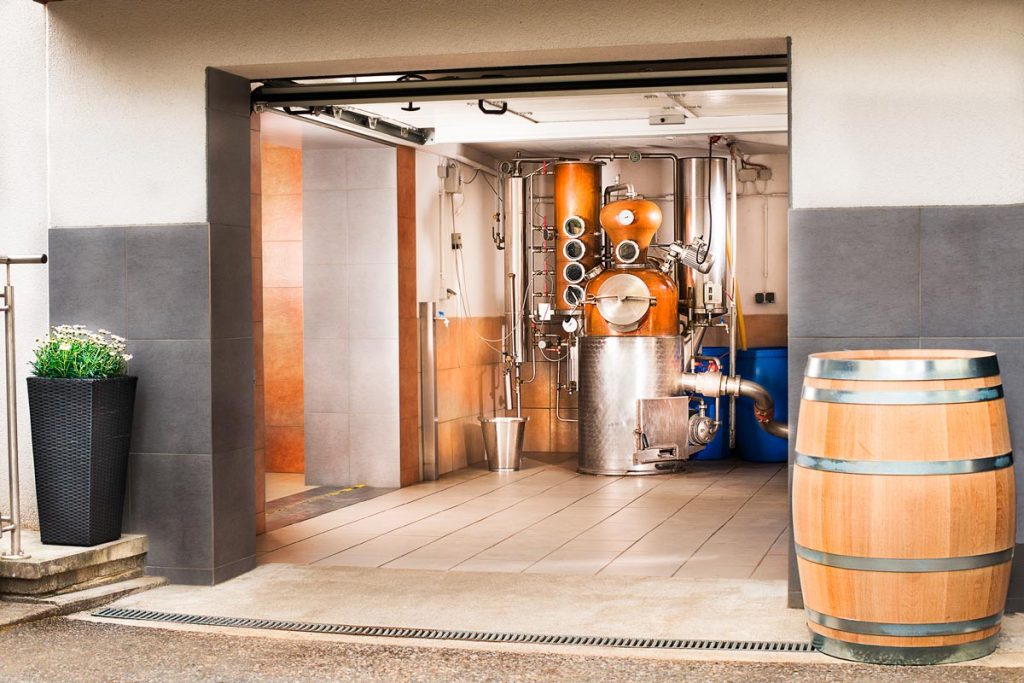 Foto des Brennkessels in der Garage der Distillery Krauss am ersten Standort