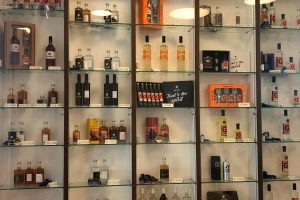 Aufnahme aus dem Verkaufsraum der Distillery Krauss. Man sieht ein Regal mit vielen verschiedenen Produkten der Distillery Krauss