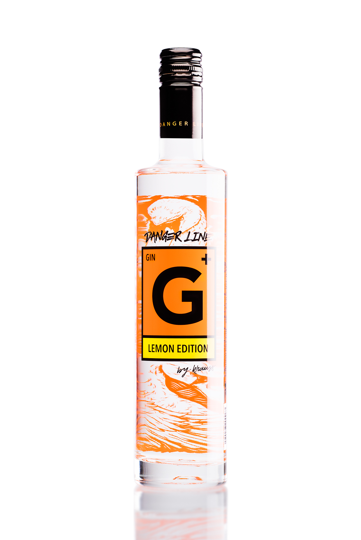 Krauss G+ Danger Line Lemon Edition Gin Flasche, hohe Flasche mit klarer Flüssigkeit, oranges Gefahrenzeichen als Logo, orange Schwanenillustration im Hintergrund