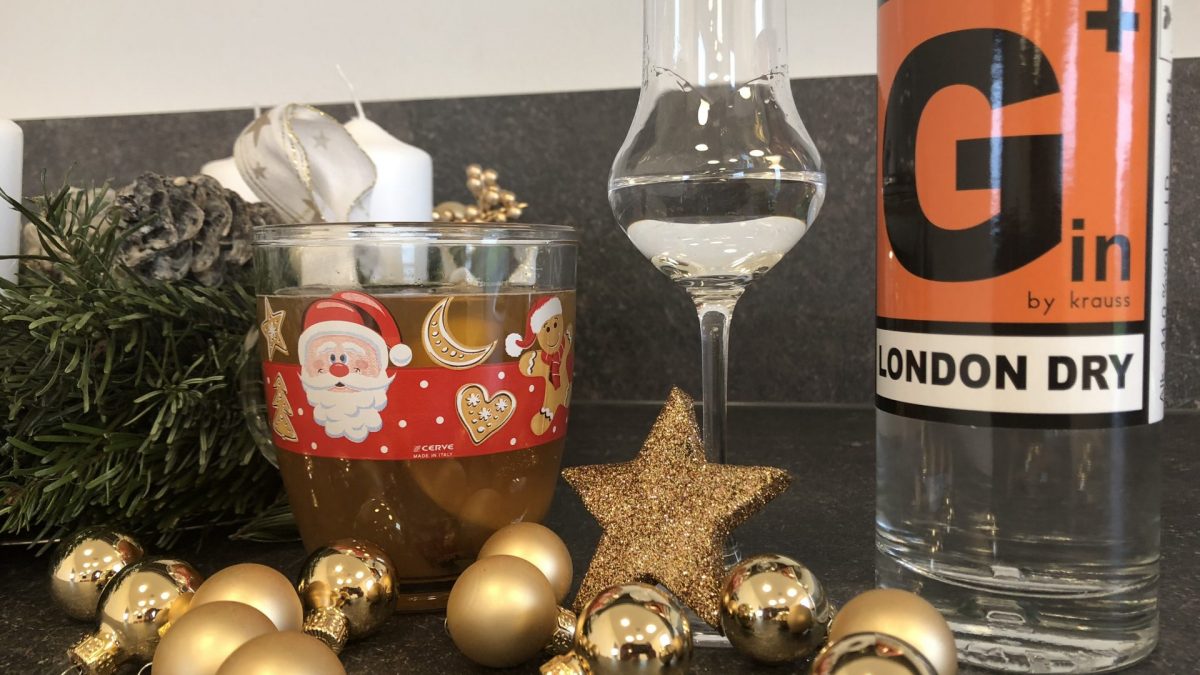 Adventkranz, goldene Weihnachtsdekoration, Glühgin in Tasse, Verkostglas mit Gin und eine Flasche G Plus Krauss Gin