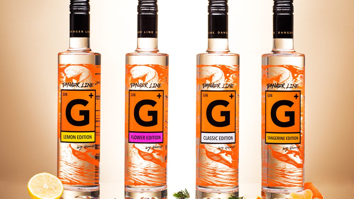 4 hohe schlanke Flaschen Danger Line Gin der Distillery Krauss, Zitronen, Lavendel, Wacholder und Mandarinen als Dekoratio