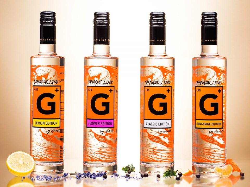 4 hohe schlanke Flaschen Danger Line Gin der Distillery Krauss, Zitronen, Lavendel, Wacholder und Mandarinen als Dekoratio